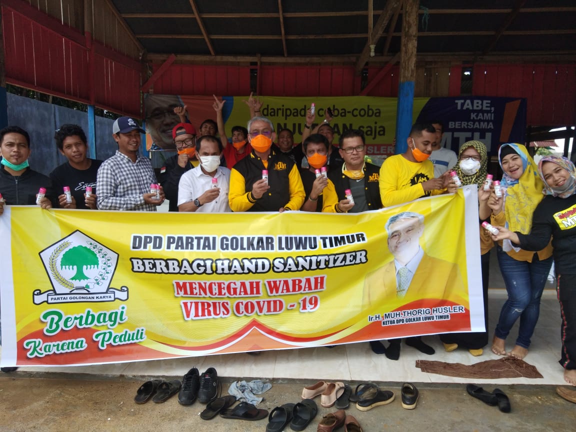 Antisipasi Covid-19, DPD  II Golkar Luwu Timur Bagikan Hand Sanitizer di Perbatasan